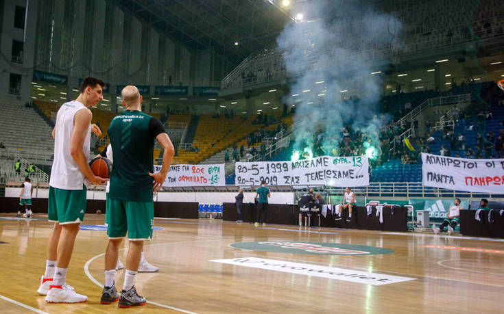 Basket League: Πανό εναντίον του Ολυμπιακού και ένα κοτόπουλο στο άδειο ΟΑΚΑ