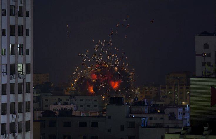 Νύχτα &#8211; κόλαση στη Λωρίδα της Γάζας: Ισραηλινοί βομβαρδισμοί σε θέσεις της Χαμάς