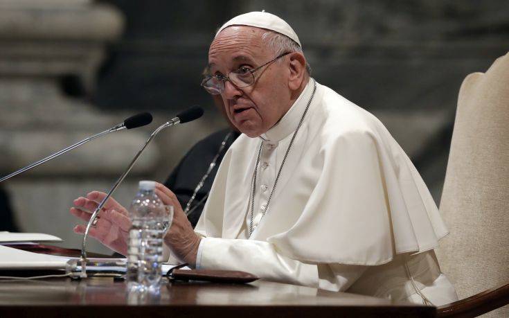 Οργή του Πάπα για τις «άθλιες» απειλές εναντίον μιας οικογένειας Ρομά