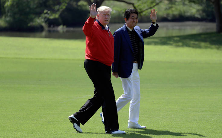 Η σέλφι του Τραμπ με τον Ιάπωνα πρωθυπουργό και η υποδοχή από τον αυτοκράτορα