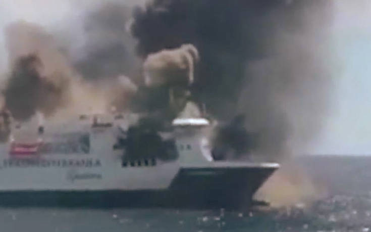 Φωτιά σε φορτηγό πλοίο στην Ισπανία, απομακρύνεται το πλήρωμα
