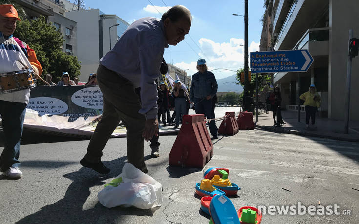 Καραβάκια και πούρα κοντά στο Μαξίμου στην κινητοποίηση της ΠΟΕΔΗΝ