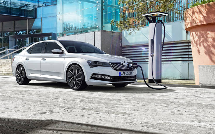 Superb iV: Η plug-in υβριδική λιμουζίνα της Skoda