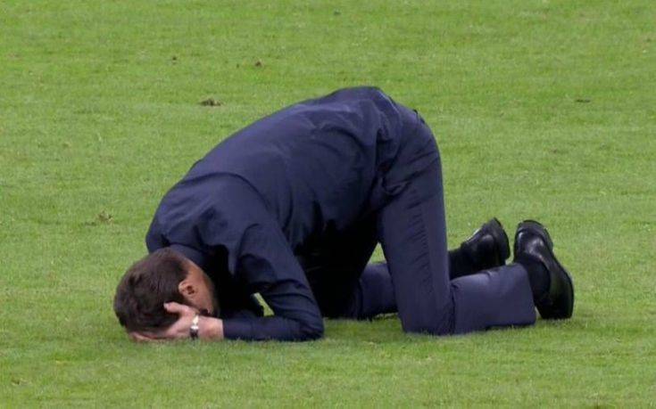 Ο Ποκετίνο στα γόνατα με δάκρυα στην πιο δυνατή εικόνα του Champions League