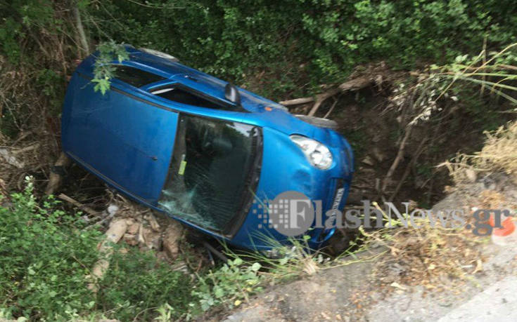 Αυτοκίνητο με δύο επιβάτες έπεσε στο κενό στα Χανιά