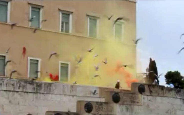 Το βίντεο από την επίθεση του Ρουβίκωνα με μπογιές στη Βουλή