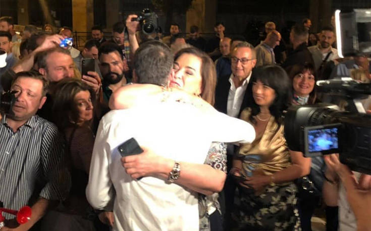 Η αγκαλιά της Ντόρας Μπακογιάννη στον γιο της: Συγχαρητήρια αγόρι μου!