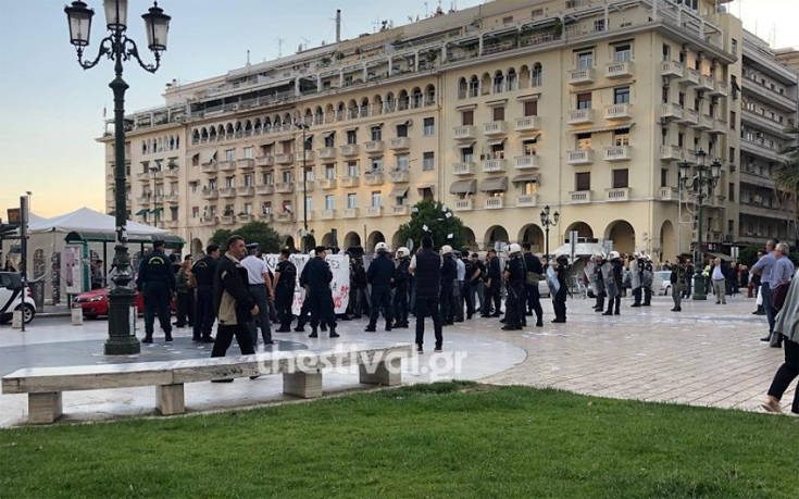 Διαμαρτυρία για τον Κουφοντίνα έξω από ομιλία του Β. Μεϊμαράκη στη Θεσσαλονίκη