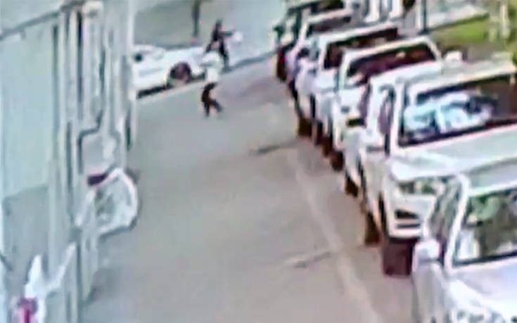 Άνδρας πιάνει αγοράκι τη στιγμή που πέφτει από τον πέμπτο όροφο