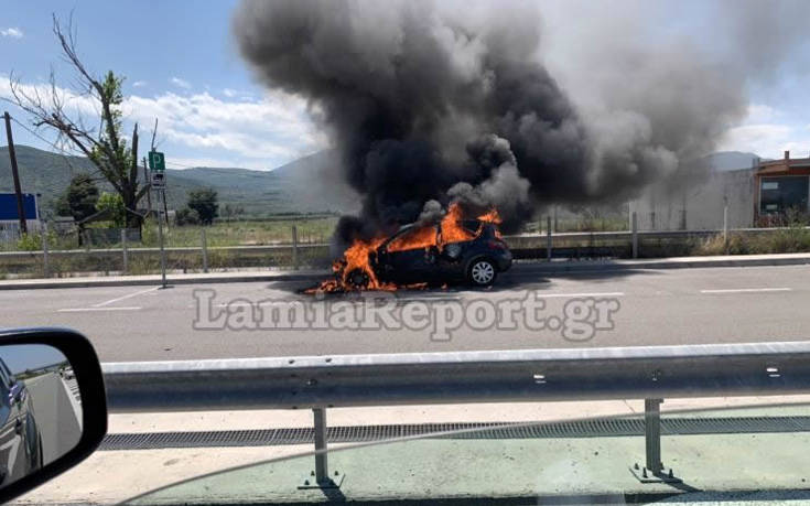 Αυτοκίνητο εν κινήσει τυλίχθηκε στις φλόγες στην ΕΟ Λαμίας-Αθηνών