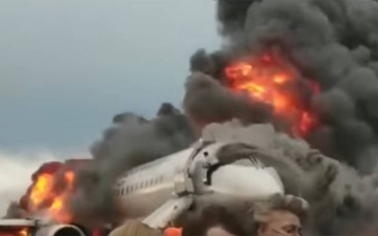Ρωσία: Συγκλονιστικό βίντεο με τον συγκυβερνήτη να σκαρφαλώνει στο φλεγόμενο αεροσκάφος