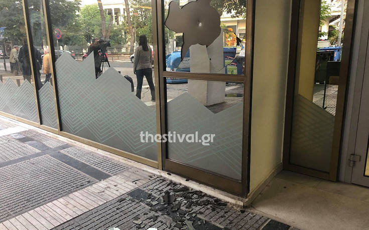 Κουκουλοφόροι έσπασαν τράπεζα στη Θεσσαλονίκη