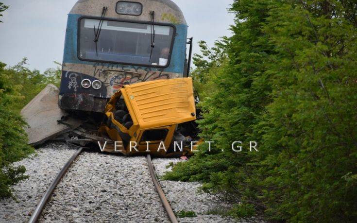 Οι πρώτες φωτογραφίες από το τρένο που συγκρούστηκε με όχημα στη Βέροια
