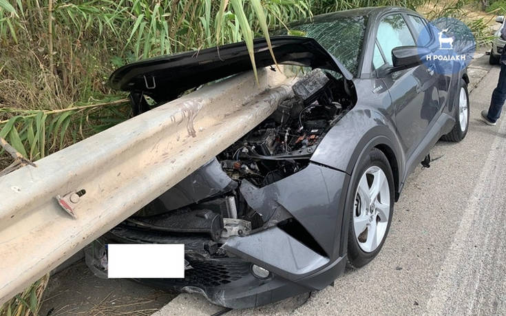 Σοκαριστικό τροχαίο στη Ρόδο: Προστατευτικό κιγκλίδωμα διαπέρασε αυτοκίνητο