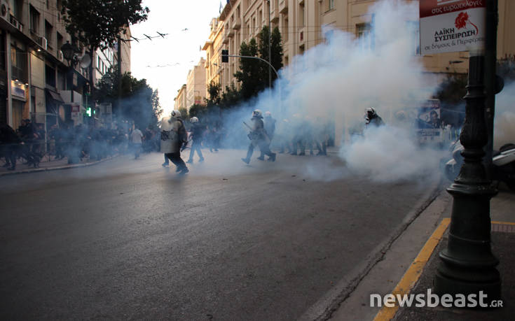 Ένταση και χημικά στην πορεία για τον Δημήτρη Κουφοντίνα