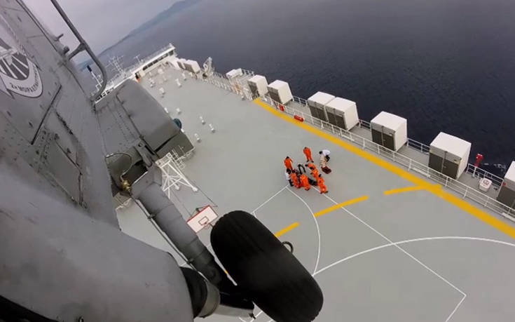 Αερομεταφορά ασθενούς από πλοίο με ελικόπτερο του Πολεμικού Ναυτικού