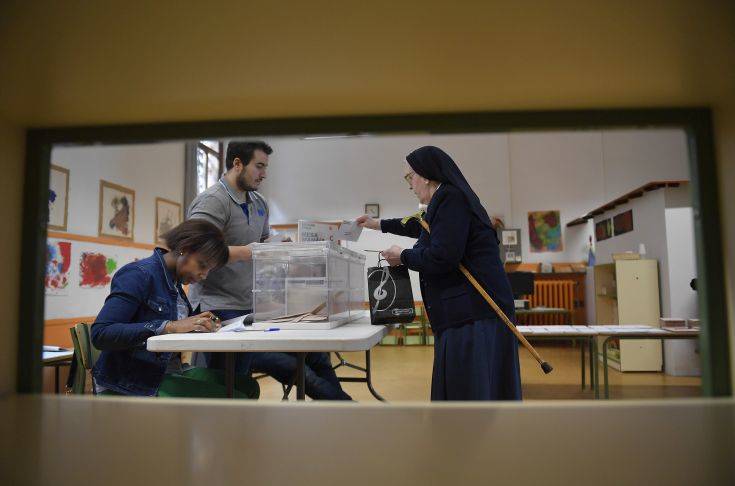 Καλόγρια πιάστηκε στα πράσα να νοθεύει ψηφοδέλτια στις εκλογές στην Ισπανία