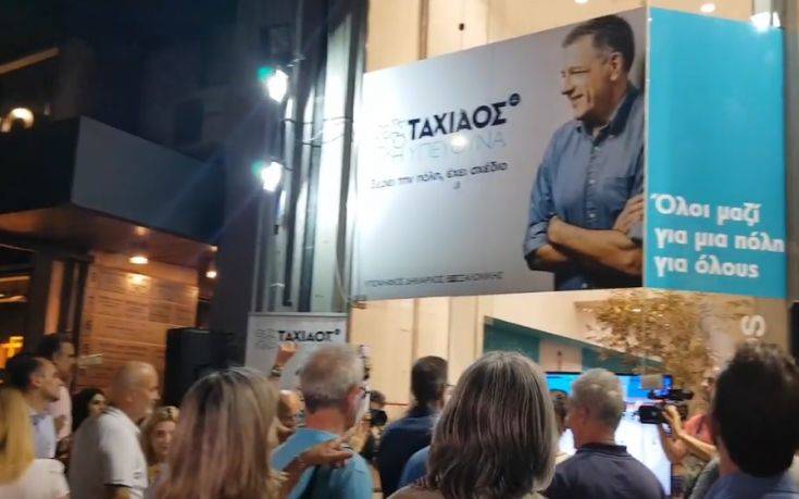 Δημοτικές εκλογές 2019: Πανηγυρισμοί στο εκλογικό κέντρο του Νίκου Ταχιάου