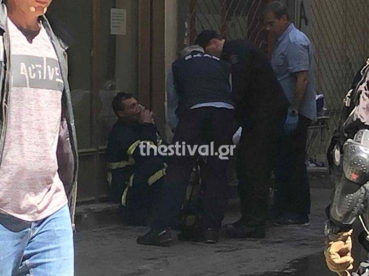 Φωτιά σε διαμέρισμα στη Θεσσαλονίκη, απεγκλωβίστηκαν τρεις ενήλικοι κι ένα παιδί