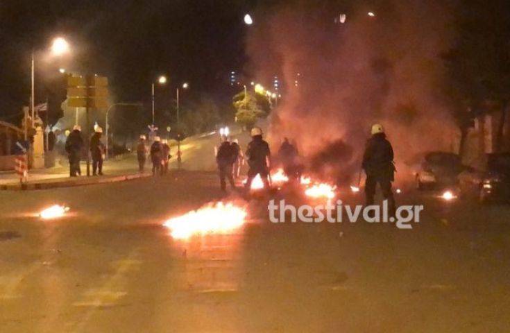 Επεισόδια, μολότοφ και δακρυγόνα τη νύχτα στη Θεσσαλονίκη