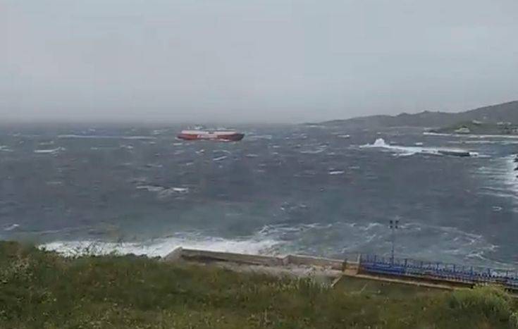 Η μάχη πλοίου με τα κύματα έξω από το λιμάνι της Τήνου