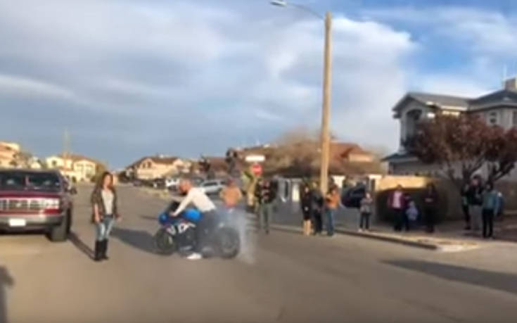 Πώς αποκαλύπτει το φύλο του παιδιού του ένας μηχανόβιος;