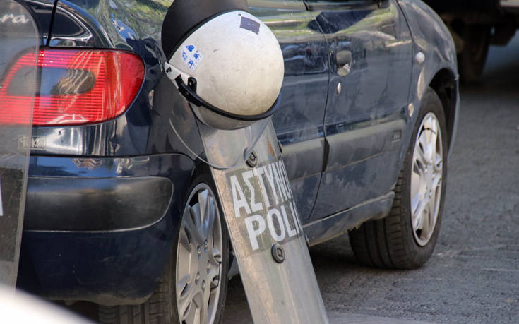 Επίθεση σε αστυνομικούς με πέτρες και καδρόνια έξω από το ΑΤ Κουκακίου