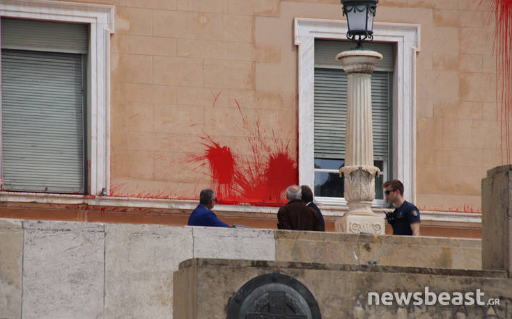 Φωτογραφίες από την επίθεση του Ρουβίκωνα με μπογιές στη Βουλή