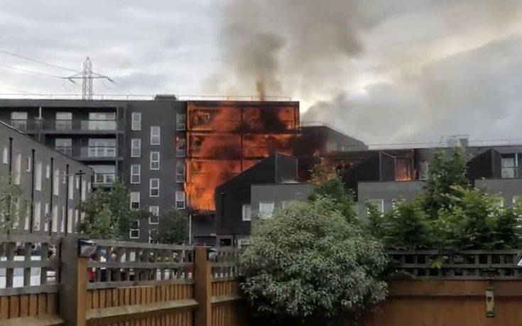 «Κόλαση» φωτιάς σε πολυκατοικία στο ανατολικό Λονδίνο