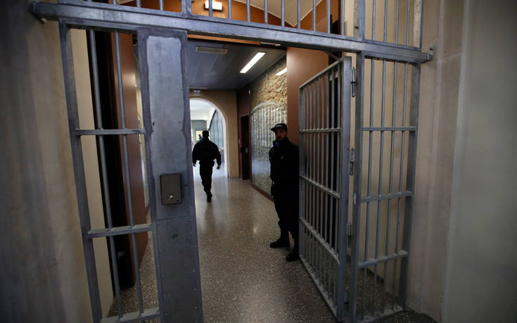 Συναγερμός για ομηρία σωφρονιστικών σε φυλακή στη Γαλλία