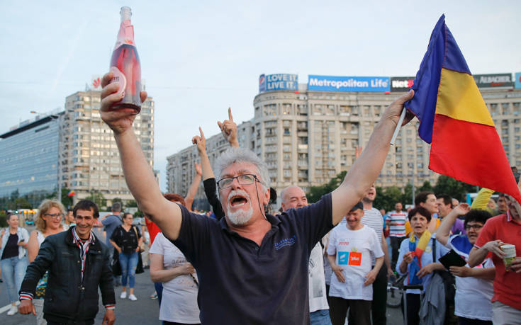 Πρόταση μομφής κατά της κυβέρνησης κατέθεσε η αντιπολίτευση στη Ρουμανία