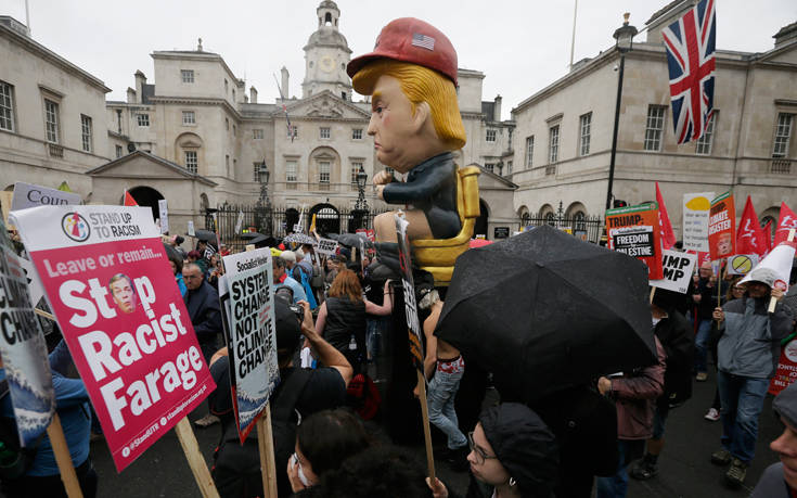 Διαδηλώσεις με καρικατούρα του Ντόναλντ Τραμπ σε χρυσή τουαλέτα στο Λονδίνο