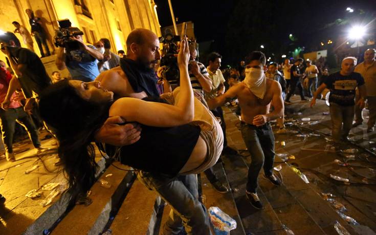 Εκατοντάδες τραυματίες σε συγκρούσεις διαδηλωτών – αστυνομίας στη Γεωργία