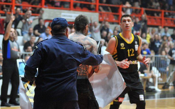 Basket League: Οπαδός της ΑΕΚ μπήκε&#8230; βόλτα μέσα στο παρκέ