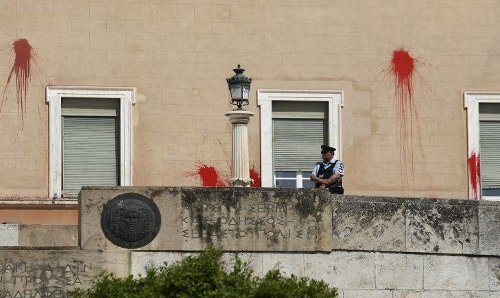Επίθεση με μπογιές στη Βουλή: Ελεύθερος με εγγύηση 30.000 ευρώ ο δεύτερος κατηγορούμενος