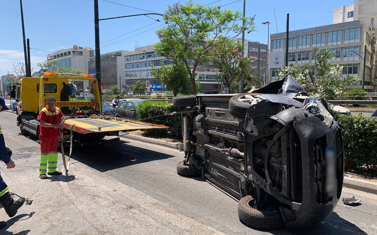 Φωτογραφίες από το τροχαίο σε παράδρομο της Συγγρού