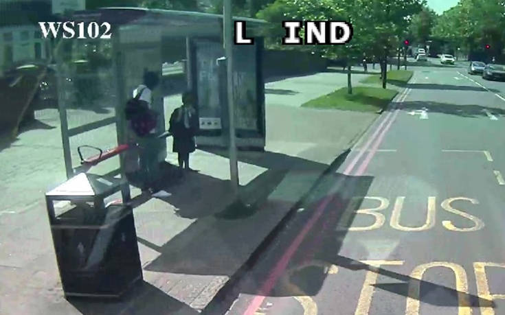 Ανθρωποκυνηγητό για τον άνδρα που επιχείρησε να παρασύρει 10χρονη σε στάση λεωφορείου
