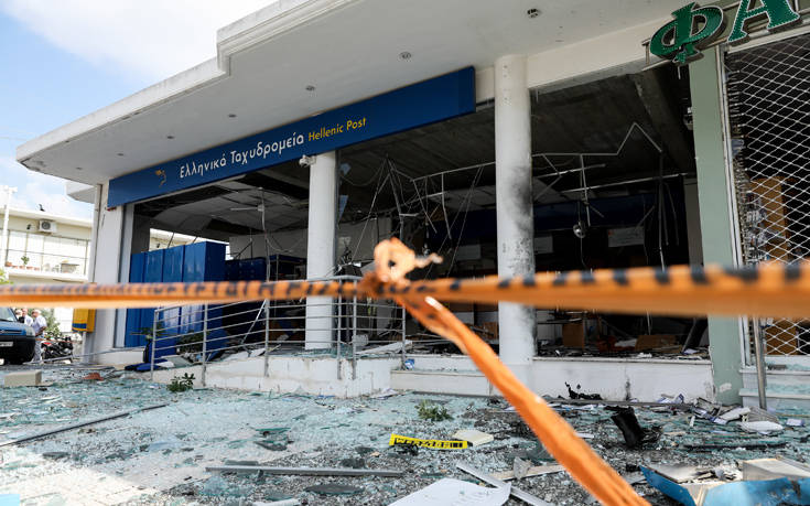 Εικόνα διάλυσης στο κατάστημα των ΕΛΤΑ στην Κερατέα μετά την έκρηξη στο ΑΤΜ