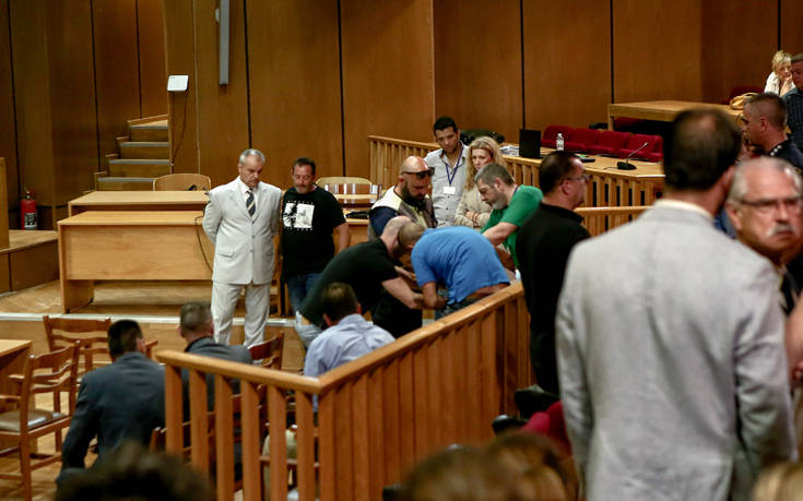 Δίκη Χρυσής Αυγής: Διακοπή μετά την κατάρρευση κατηγορούμενου
