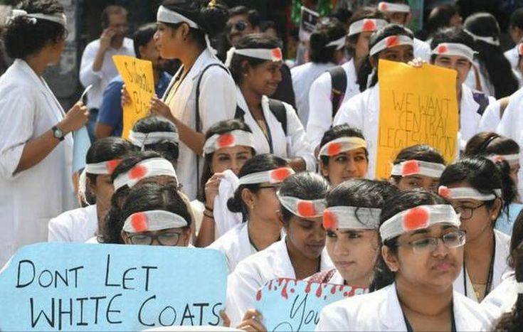 Χιλιάδες εξοργισμένοι γιατροί κατέβηκαν σε απεργία στην Ινδία