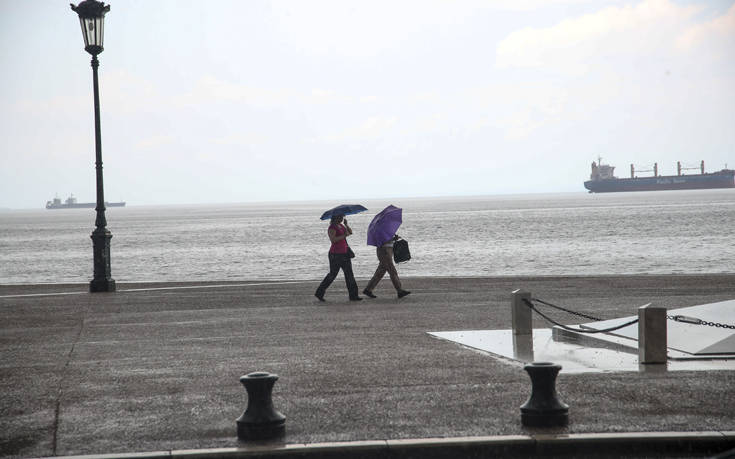 Ταξί έπεσε στη θάλασσα λόγω της έντονης βροχόπτωσης