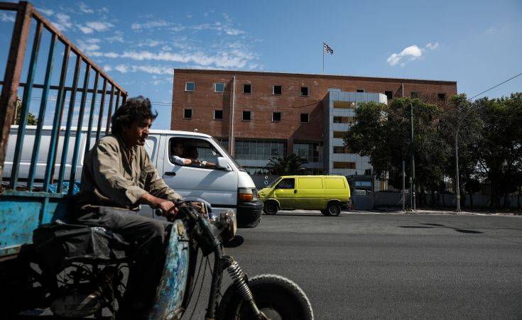 Επιχείρηση της αστυνομίας σε κτίριο στο Βοτανικό για τον εντοπισμό των δραπετών