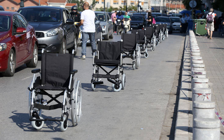 Άτομα με αναπηρία στέλνουν ηχηρό μήνυμα στους ασυνείδητους οδηγούς