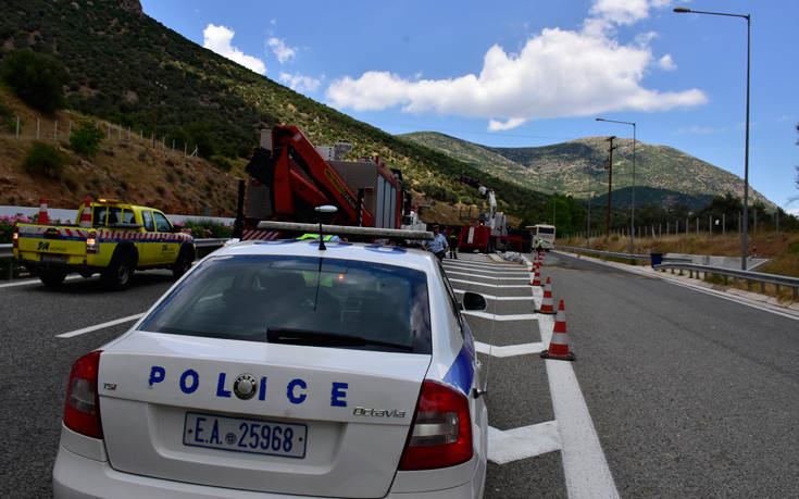 Εκτροπή νταλίκας στην Αθηνών-Κορίνθου – Μετ’ εμποδίων κινούνται τα οχήματα