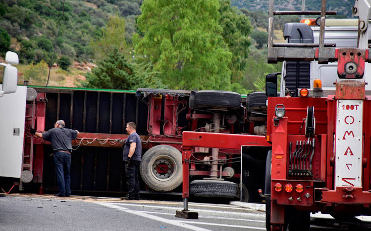 Εκτροπή και ανατροπή νταλίκας στην Εγνατία