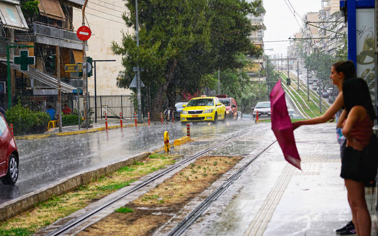 Καιρός: Επιμένουν οι βροχές και οι καταιγίδες – Πού θα πέσει χαλάζι το μεσημέρι