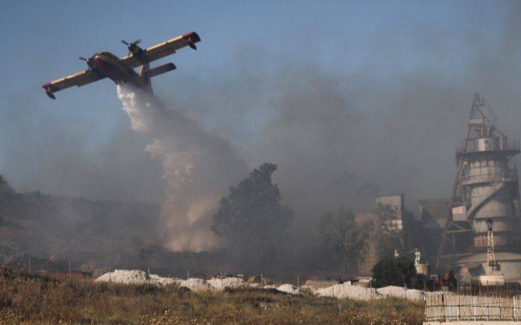 Υπό μερικό έλεγχο η φωτιά στη Φυλή