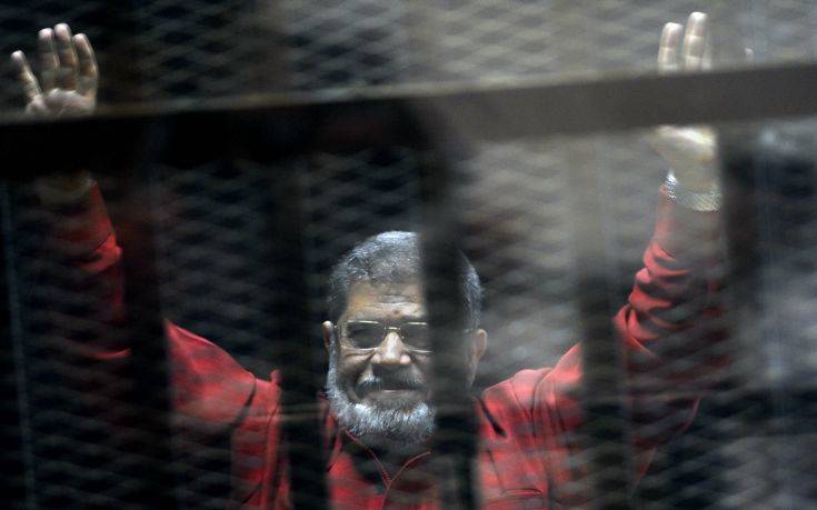 Πέθανε μέσα στο δικαστήριο την ώρα που δικαζόταν ο πρώην πρόεδρος της Αιγύπτου