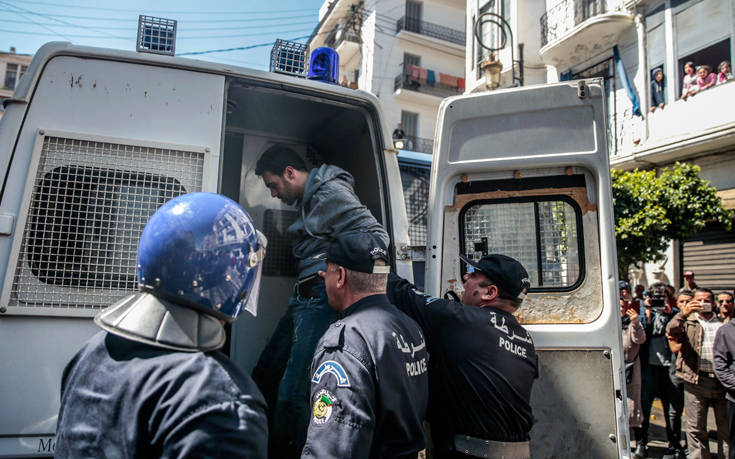 Η Διεθνής Αμνηστία κατηγορεί το Κάιρο ότι φυλακίζει αντιφρονούντες «επ’ αόριστον»