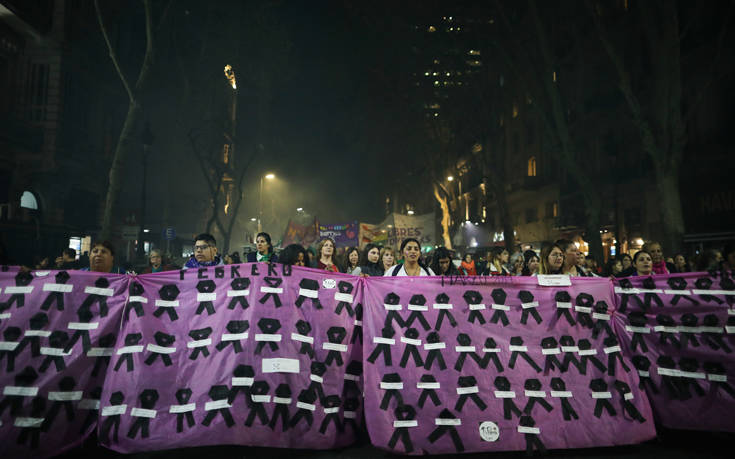 Στους δρόμους κατά της βίας και υπέρ των αμβλώσεων χιλιάδες γυναίκες στην Αργεντινή
